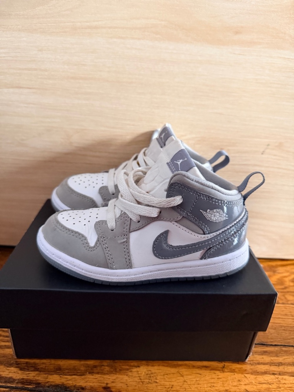 Jordan 1 Mid SE Kids' Sneakers in Light Cream/Gray - Picture 3 of 4
